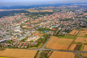 Vue aérienne de Vue d'ensemble de la ville montrant la Bruchhäuser Straße x Heidelberger Straße depuis le sud-est avec la piscine aventure Bellamar à Schwetzingen dans le département Bade-Wurtemberg, Allemagne