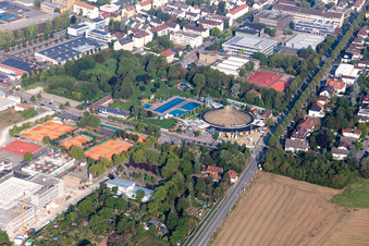 Vue aérienne de Thermes et piscine à la piscine extérieure du centre de loisirs Bellamar à Schwetzingen dans le département Bade-Wurtemberg, Allemagne