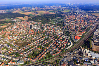 Vue aérienne de Vue d'ensemble de la ville depuis l'est, au-delà de la voie ferrée à Oftersheim dans le département Bade-Wurtemberg, Allemagne
