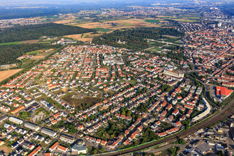 Vue aérienne de Vue d'ensemble de la ville depuis l'est, au-delà de la voie ferrée à Schwetzingen dans le département Bade-Wurtemberg, Allemagne