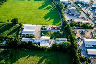 Photographie aérienne de Dans le Rötzwiesen, ferme de la famille Kerth à le quartier Minderslachen in Kandel dans le département Rhénanie-Palatinat, Allemagne