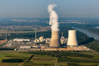 Vue aérienne de Centrale nucléaire : une seule tour de refroidissement encore active à Philippsburg dans le département Bade-Wurtemberg, Allemagne