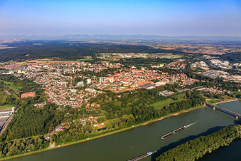 Vue aérienne de Vue de la ville de l'autre côté du Rhin depuis l'est à Germersheim dans le département Rhénanie-Palatinat, Allemagne
