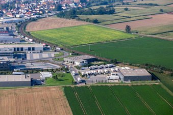Vue aérienne de Zone industrielle dans la vallée de Speyer avec Markthalle 5 et Resinnovation GmbH à Rülzheim dans le département Rhénanie-Palatinat, Allemagne