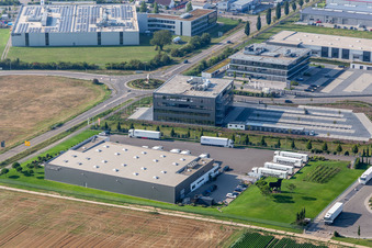 Vue aérienne de Zone industrielle dans la vallée de Spire avec TRANSAC International Shipping Company, Kardex Software GmbH et ITK Engineering GmbH à Rülzheim dans le département Rhénanie-Palatinat, Allemagne