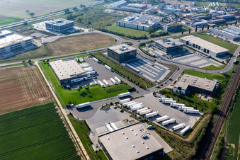 Vue aérienne de Zone industrielle dans la vallée de Spire avec TRANSAC International Speditionsgesellschaft mbH, Kardex Software GmbH et ITK Engineering GmbH, Markthalle 5 et Resinnovation GmbH à Rülzheim dans le département Rhénanie-Palatinat, Allemagne