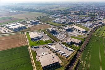 Vue aérienne de Zone industrielle dans la vallée de Spire avec TRANSAC International Speditionsgesellschaft mbH, Kardex Software GmbH et ITK Engineering GmbH, Markthalle 5 et Resinnovation GmbH à Rülzheim dans le département Rhénanie-Palatinat, Allemagne