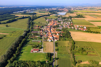 Vue aérienne de De l'est à Herxheimweyher dans le département Rhénanie-Palatinat, Allemagne