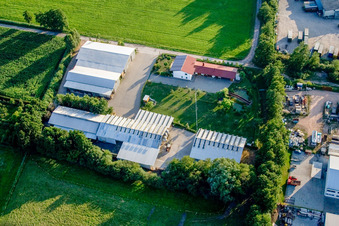 Vue oblique de Dans le Rötzwiesen, ferme de la famille Kerth à le quartier Minderslachen in Kandel dans le département Rhénanie-Palatinat, Allemagne