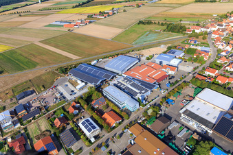 Dans la zone industrielle de Gereut, HGGS LaserCUT GmbH & Co. KG à Hatzenbühl dans le département Rhénanie-Palatinat, Allemagne du point de vue du drone