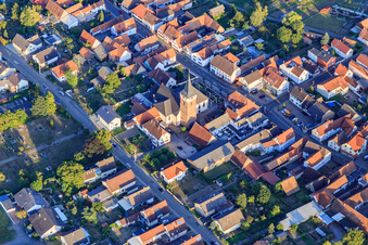Vue aérienne de Église paroissiale Saint-Léon à le quartier Schaidt in Wörth am Rhein dans le département Rhénanie-Palatinat, Allemagne
