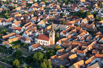 Vue aérienne de Église Saint-Martin à Steinweiler dans le département Rhénanie-Palatinat, Allemagne