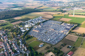 Vue aérienne de Parking et aire de stockage pour automobiles - voitures de AUTOKONTOR BAYERN GmbH à le quartier Kilianstädten in Schöneck dans le département Hesse, Allemagne