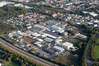 Vue aérienne de Zone commerciale et implantation d'entreprises à Hochstadt à le quartier Dörnigheim in Maintal dans le département Hesse, Allemagne