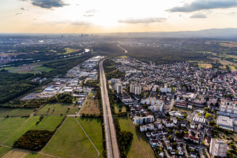 Vue aérienne de A66 vers Francfort à le quartier Bischofsheim in Maintal dans le département Hesse, Allemagne