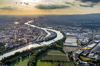 Vue aérienne de Quartier résidentiel du lotissement multifamilial sur l'ABG Hafeninsel au bord du Main à le quartier Kaiserlei in Offenbach am Main dans le département Hesse, Allemagne
