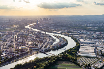 Photographie aérienne de Quartier résidentiel du lotissement multifamilial sur l'ABG Hafeninsel au bord du Main à le quartier Kaiserlei in Offenbach am Main dans le département Hesse, Allemagne