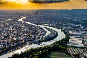 Vue aérienne de Nouveau bâtiment - quartier résidentiel du lotissement multifamilial au bord du Main à le quartier Kaiserlei in Offenbach am Main dans le département Hesse, Allemagne