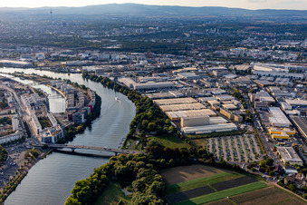 Vue aérienne de Usine de production d'appareillages de commutation Siemens AG à Fechenheim am Main à Francfort-sur-le-Main à le quartier Kaiserlei in Offenbach am Main dans le département Hesse, Allemagne