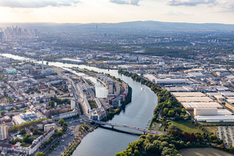 Vue aérienne de Île du port à le quartier Hafen in Offenbach am Main dans le département Hesse, Allemagne
