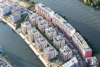 Vue oblique de Quartier résidentiel du lotissement multifamilial sur l'ABG Hafeninsel au bord du Main à le quartier Kaiserlei in Offenbach am Main dans le département Hesse, Allemagne