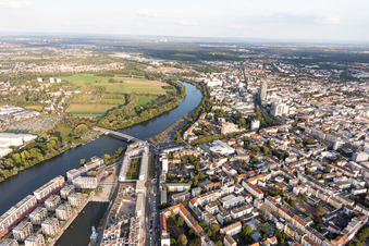 Vue d'oiseau de Quartier résidentiel du lotissement multifamilial sur l'ABG Hafeninsel au bord du Main à le quartier Kaiserlei in Offenbach am Main dans le département Hesse, Allemagne