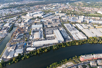 Vue aérienne de Complexe de bâtiments et terrain du centre logistique du port principal de DB Schenker, UPS Center Frankfurt et Karl Schmidt à le quartier Fechenheim in Frankfurt am Main dans le département Hesse, Allemagne