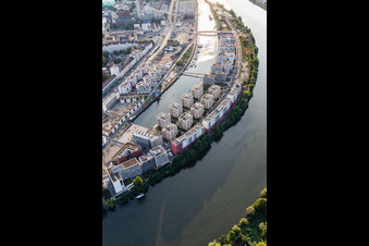 Quartier résidentiel du lotissement multifamilial sur l'ABG Hafeninsel au bord du Main à le quartier Kaiserlei in Offenbach am Main dans le département Hesse, Allemagne vue du ciel