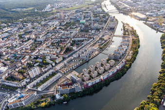 Enregistrement par drone de Quartier résidentiel du complexe de maisons multifamiliales sur l'ABG Hafeninsel au bord du Main à le quartier Kaiserlei in Offenbach am Main dans le département Hesse, Allemagne