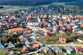 Vue aérienne de Bâtiment d'église au centre du village à Niederlauterbach dans le département Bas Rhin, France