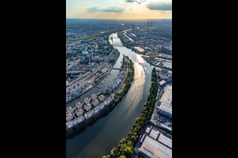 Enregistrement par drone de Île portuaire à le quartier Hafen in Offenbach am Main dans le département Hesse, Allemagne