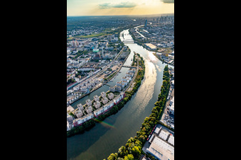 Image drone de Quartier résidentiel du complexe de maisons multifamiliales sur l'ABG Hafeninsel au bord du Main à le quartier Kaiserlei in Offenbach am Main dans le département Hesse, Allemagne