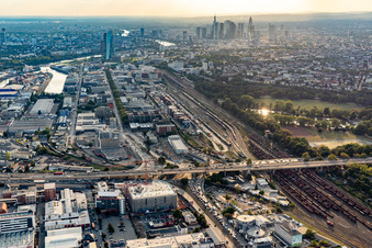 Vue aérienne de Gare de triage et gare de marchandises de la Deutsche Bahn et port devant la ligne d'horizon du quartier bancaire de Francfort-Ostend à le quartier Ostend in Frankfurt am Main dans le département Hesse, Allemagne
