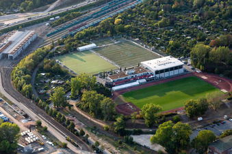 Vue aérienne de Stade de football Riederwaldstadion du club Eintracht Francfort à le quartier Seckbach in Frankfurt am Main dans le département Hesse, Allemagne