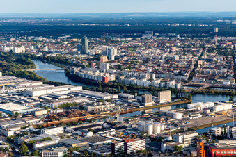 Vue aérienne de Complexe de bâtiments et terrains du centre logistique du port principal d'Oiltanking, DB Schenker, UPS Center Frankfurt et Karl Schmidt à le quartier Ostend in Frankfurt am Main dans le département Hesse, Allemagne