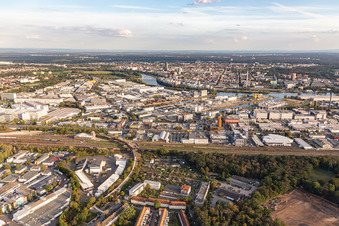Vue aérienne de Port à le quartier Ostend in Frankfurt am Main dans le département Hesse, Allemagne