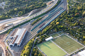 Vue aérienne de Stade de football Riederwaldstadion du club Eintracht Francfort au dépôt VGF Est à le quartier Seckbach in Frankfurt am Main dans le département Hesse, Allemagne