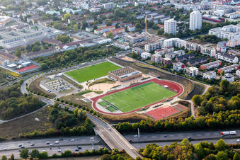 Vue aérienne de Ensemble de terrains de sport du complexe sportif du district Frankfurter Bogen et du parc sportif Preungesheim à le quartier Preungesheim in Frankfurt am Main dans le département Hesse, Allemagne