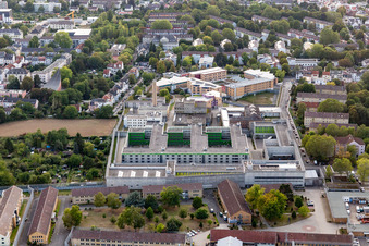 Vue aérienne de Terrain et clôture de sécurité de la prison de Francfort III. Publié à des fins éditoriales uniquement. à le quartier Preungesheim in Frankfurt am Main dans le département Hesse, Allemagne