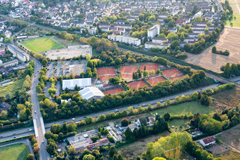 Vue aérienne de Installation sportive du court de tennis du Frankfurt Tennis Club 1914 Palmengarten eV à le quartier Eschersheim in Frankfurt am Main dans le département Hesse, Allemagne