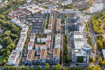 Vue aérienne de Ensemble de bureaux et de bâtiments commerciaux de Hapag Lloyd AG, parc industriel BAU, Maxpert GmbH, Office d'audit et d'enquête du Land de Hesse en matière de soins de santé, TÜV SÜD Akademie GmbH, Centre de formation de Francfort et Maison de la justice pour mineurs - Francfort-Nord à le quartier Niederursel in Frankfurt am Main dans le département Hesse, Allemagne