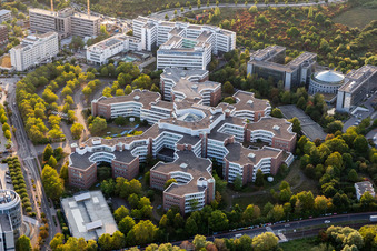 Vue aérienne de Bâtiment administratif de la société de la République fédérale d'Allemagne - Finanzagentur GmbH - également appelé Lurgihaus dans le quartier Niederursel à le quartier Niederursel in Frankfurt am Main dans le département Hesse, Allemagne
