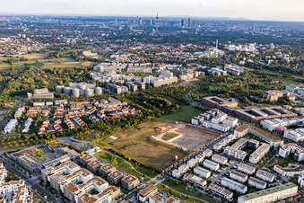 Vue aérienne de Terrain résidentiel avec lotissement multifamilial - nouveau bâtiment sur la Konrad-Zuse-Straße dans le quartier de Kalbach-Riedberg à le quartier Niederursel in Frankfurt am Main dans le département Hesse, Allemagne