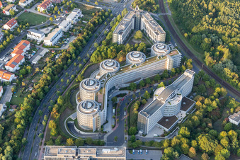 Vue aérienne de Le bâtiment administratif d'Air Liquide Global E&C Solutions. À côté se trouve la résidence étudiante Bed & Brains. à le quartier Niederursel in Frankfurt am Main dans le département Hesse, Allemagne