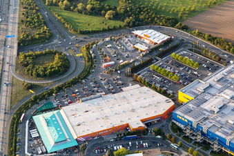 Vue aérienne de Quincaillerie HORNBACH Francfort Nieder-Eschbach à le quartier Nieder-Eschbach in Frankfurt am Main dans le département Hesse, Allemagne