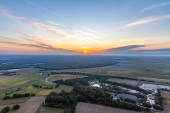 Vue aérienne de Bienwald du sud-ouest à Wissembourg dans le département Bas Rhin, France