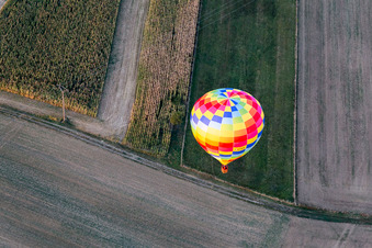 Vue aérienne de Montgolfière immatriculée 67XA survolant l'espace aérien de Gundershoffen à Forstheim dans le département Bas Rhin, France