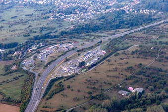 Vue aérienne de Aires de stationnement pour camions sur l'aire de service de l'autoroute et parking de l'Aire de Service AVIA de Saverne-Eckartswiller à Eckartswiller dans le département Bas Rhin, France
