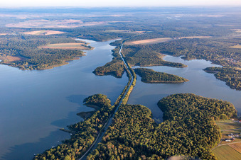 Vue aérienne de Parcours du canal de liaison Canal des Houlières de la Sarre à travers un lac en forêt à Langatte dans le département Moselle, France