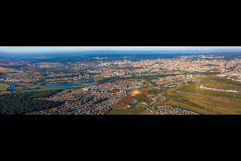 Vue aérienne de Perspective panoramique de la zone urbaine avec ses périphéries et son centre-ville à le quartier Gambetta Carmes Faiencerie in Nancy dans le département Meurthe et Moselle, France